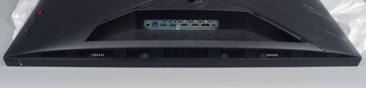 Große Belüftungsöffnungen auf der Unterseite vom Displaygehäuse