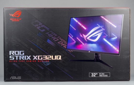 Recht kompakter Motivkarton des ASUS ROG Strix XG32UQ