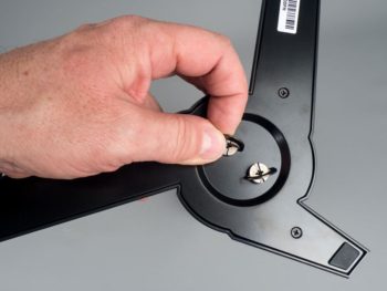 Basis (Fuß) wird durch eine Handschraube fixiert