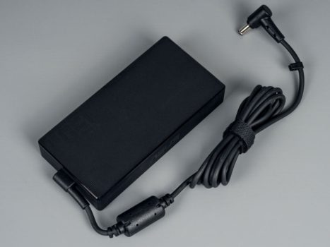 Netzteil des ASUS ROG Strix XG32UQ