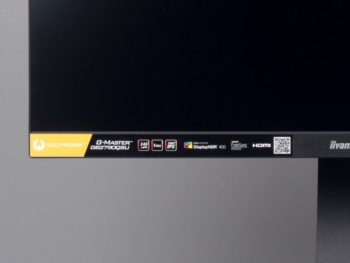 Feature-Badge auf dem Monitorrahmen lässt sich bei Bedarf entfernen