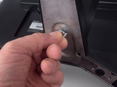 Der Standfuß wird über eine Handschraube mit dem Tragarm fixiert