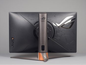 Monitor in der niedrigsten Stellung von hinten