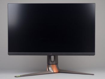 Monitor in der höchsten Stellung von vorn