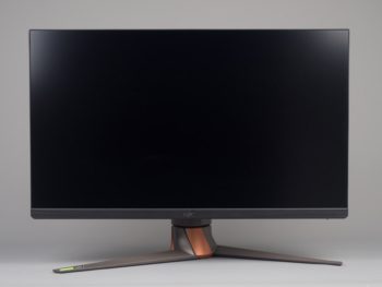 Monitor in der niedrigsten Stellung von vorn