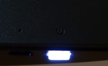 Betriebsanzeige mit weißer Beleuchtung, wenn der Monitor eingeschaltet ist