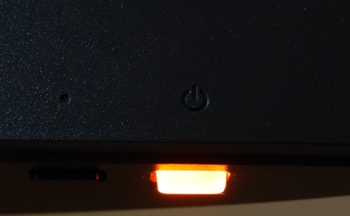 Betriebsanzeige mit weißer Beleuchtung, wenn der Monitor eingeschaltet ist