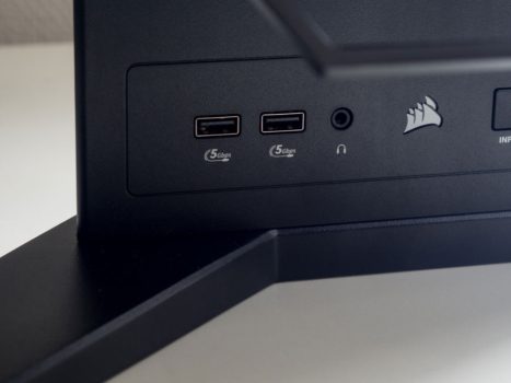 Benutzerfreundliche Platzierung von zwei USB-3.0-Buchsen im vorderen Bereich vom Standbein