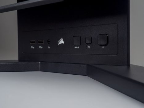 Der 5-Wege-Joystick vorne am Standbei dient zur Navigation des OSD-Menüs