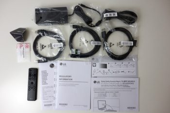 Das mitgelieferte Zubehör zum Monitor ist umfangreich