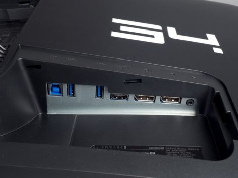 Die Anschlüsse des Alienware AW3423DWF befinden sich in einer großen Nische