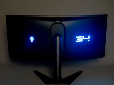 Die Effektbeleuchtung auf der Displayrückseite besteht lediglich aus dem Logo und der Zahl „34“