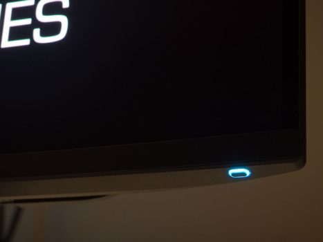 Power-Button ist zugleich auch die Betriebsanzeige (Power-LED)