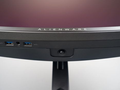5-Wege-Joystick und weitere Anschlüsse unterhalb des Monitorrahmens