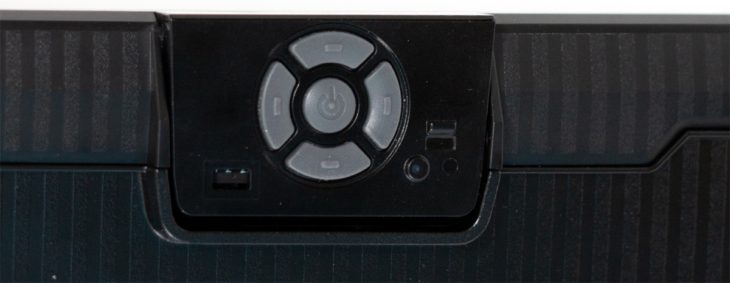 Das 5-Wege-Steuerkreuz wurde im unteren Monitrorahmen unterhalb des Samsung-Logos platziert