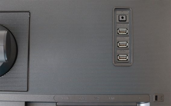 Anschlüsse von oben nach unten: Kopfhörer, USB 1 (Service), USB 2 bis 3. Unten rechts in der Ecke ist das Sicherheitsschloss (Kensington) zu erkennen