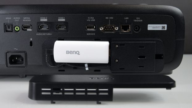 Im zweiten Schritt wird der QS02-TV-Stick in den HDMI-Anschluss eingesteckt und via USB-C mit Strom versorgt