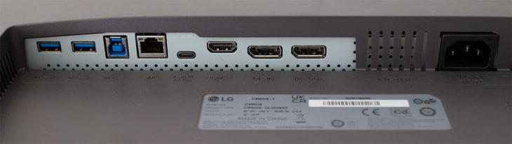 Anschlüsse von rechts nach links: USB 3.0 ( 2 x Downstream- und 1 x Upstream), LAN, USB-C, HDMI, DisplayPort-Eingang, DisplayPort-Ausgang und Strom