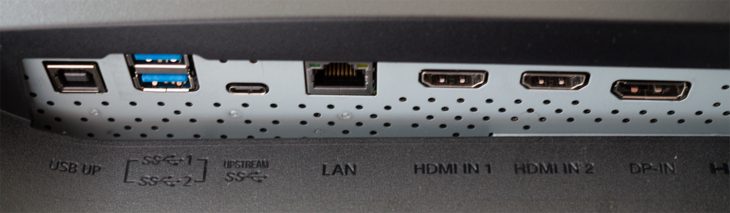 Monitoranschlüsse von links nach rechts: USB 3.0 (Upstream), 2 x USB 3.0 (Downstream), USB-C, LAN, 2 x HDMI, DisplayPort und Strom (nicht im Bild)