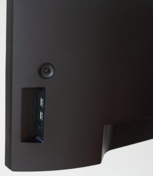 Auf der Displaygehäuserückseite hinten rechts: 5-Wege-Joystick, 2 x USB-2.0 und Kopfhörerausgang