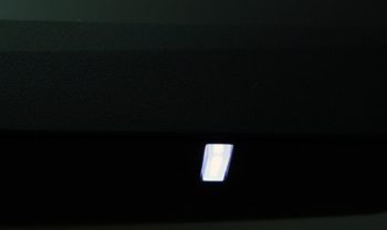Bei eingeschaltetem Monitor leuchtet die Betriebsanzeige (LED) weiß