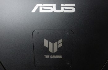 Herstellerschriftzug und TUF-Gaming-Logo auf der Gehäuserückseite