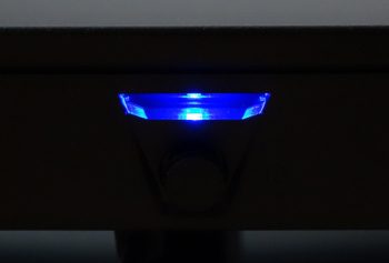 Blau leuchtende Betriebsanzeige (LED), wenn der Acer X27U eingeschaltet ist