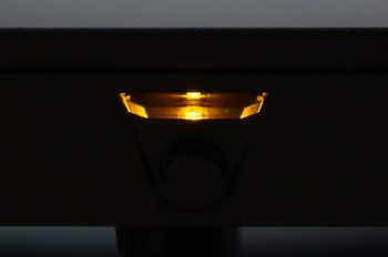 Im Ruhemodus wechselt die Farbe der LED auf Orange