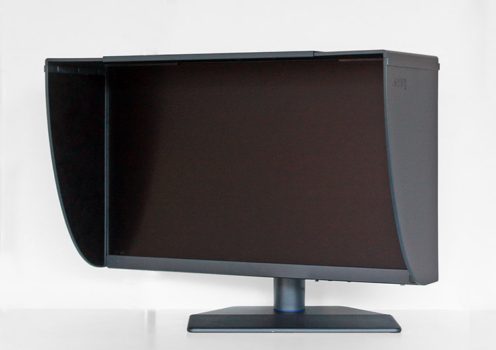 Der BenQ SW272U mit Lichtschutzblende