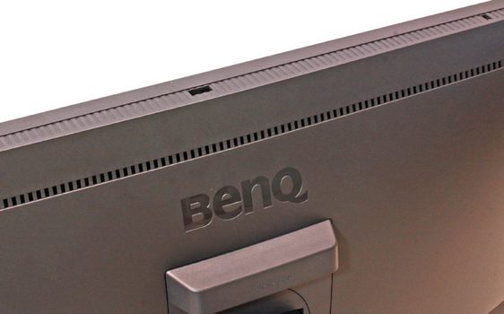 Rückseite des BenQ SW272U mit den Lüftungsschlitzen
