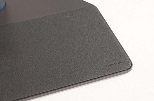 Standfuß des BenQ SW272U mit Kunstlederbezug