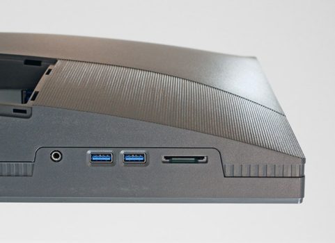 USB-Anschlüsse und SD-Kartenleser im unteren Rahmen