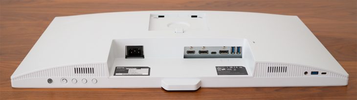 Alle Anschlüsse und Bedienelemente sind auf der Rück- bzw. Unterseite des BenQ GW2790QT zu finden