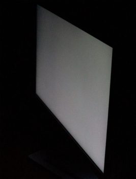 Glow-Effekt des IPS-Panels seitlich