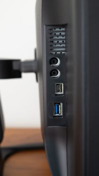 Weitere Anschlüsse seitlich im Erker am Displaygehäuse