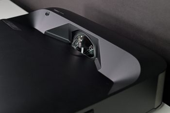 Beameroptik: Festbrennweite mit Sensor als Augenschutz