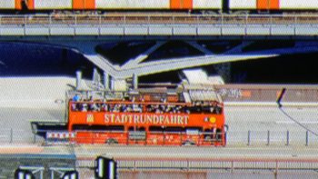 Ausschnittsvergrößerung: Es sind fehlende Streben am Brückengeländer offensichtlich
