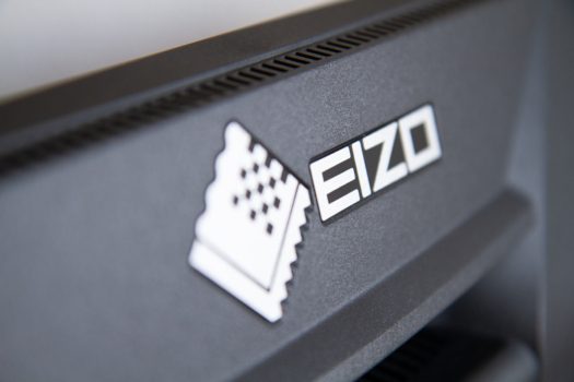 Großes EIZO-Logo auf der Rückseite des Monitors