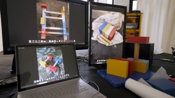 Der EIZO CS2400S bei der Kontrolle farbgerechter Darstellung einiger Skulpturen