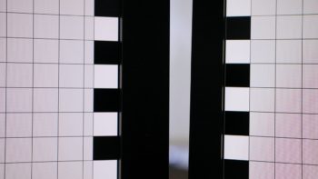 Links der EIZO CS2400S: Der Rahmen spiegelt leicht das Licht wider