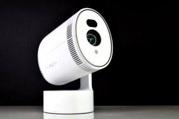 Für die Nivellierung wird die Projektionseinheit an der Standsäule gedreht