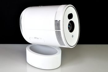 LG CineBeam PU700R: Anschlüsse hinter einer Kappe