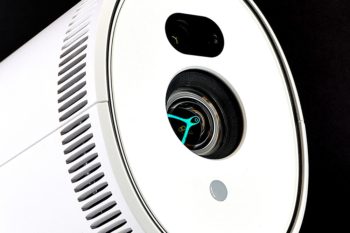 Festbrennweite mit Sensor für Autofokus und selbstständige Bildausrichtung darüber