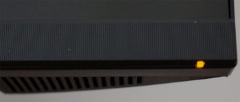 Betriebsanzeige mit oranger Beleuchtung, wenn der Monitor im Standby ist
