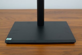 Acer B277UE: Die Oberfläche des Standfußes ist anfällig für Fingerabdrücke