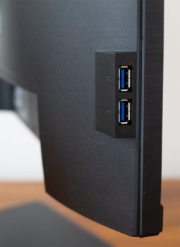 Weitere Anschlüsse (USB) seitlich links am Displayrand