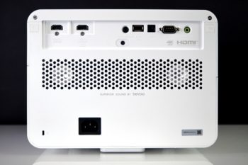 Anschlüsse und Lautsprecher des BenQ X3000i