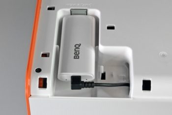 Der Wi-Fi-Stick wird in den Beamer eingesetzt und via USB mit Strom versorgt