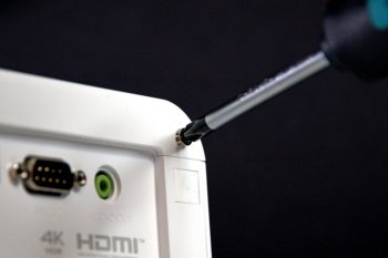 Die Schrauben befinden sich auf der Rückseite des Beamers