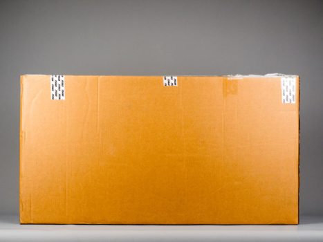 MSI MAG 325CQRXFDE: Eher nicht die Verkaufsverpackung, sondern ein unbedruckter Karton für Redaktionen